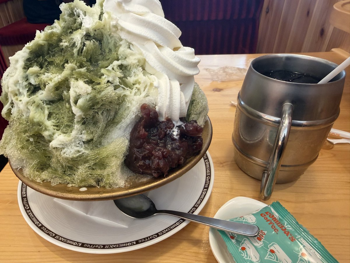 shima_219's tweet photo. コメダのかき氷、普通サイズ頼んだらこれ来て死んだ。ホットコーヒーにすりゃ良かった https://t.co/lsUlwxzkIH
