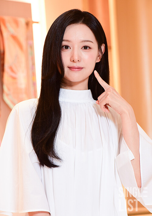slist2015's tweet photo. [포토] 김지원 '우아한 볼 콕'

#김지원 #배우김지원 
#KIMJIWON 
#루이비통뷰티 
#louisvuitton
⬇관련기사⬇ 
https://t.co/MyU855cU9p https://t.co/2TfvPvwEvu