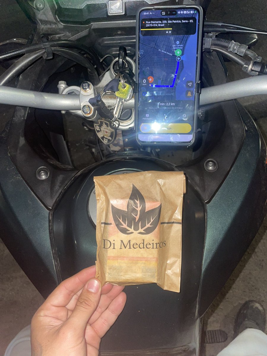 pzdroca's tweet photo. a mulher pagou 8 reais na entrega de um cigas hoje kkkkkkkkkkkkk https://t.co/GN17lessWe