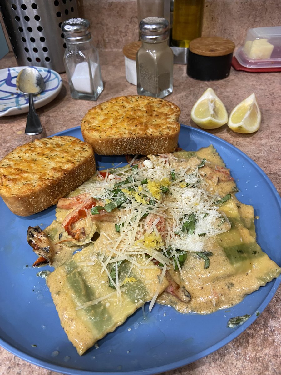 VitoTweeted's tweet photo. For tonight's #DynamiteDinner we've got creamy lemon spinach parmesan ricotta ravioli with garlic bread! #AEWDynamite
@AEW @TBSNetwork @HBOMax https://t.co/1UBr9Y3spe