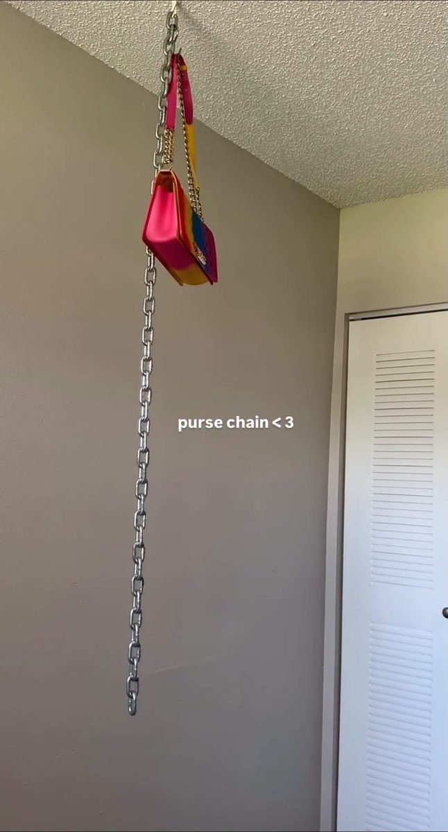 layxsnv's tweet photo. DIY purse chain sooo cutesy👛👜🎀⛓️‍💥 https://t.co/e4f2AHyreA