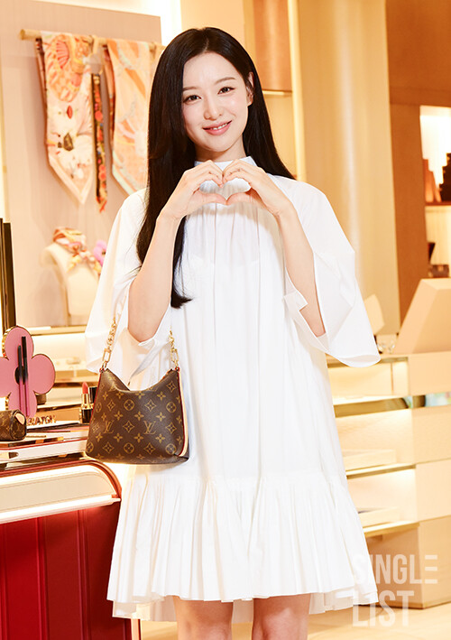 slist2015's tweet photo. [포토] 김지원 '백만불짜리 미소'

#김지원 #배우김지원 
#KIMJIWON 
#루이비통뷰티 
#louisvuitton
⬇관련기사⬇ 
https://t.co/Vx8iWecRvH https://t.co/bwoa9grr6H