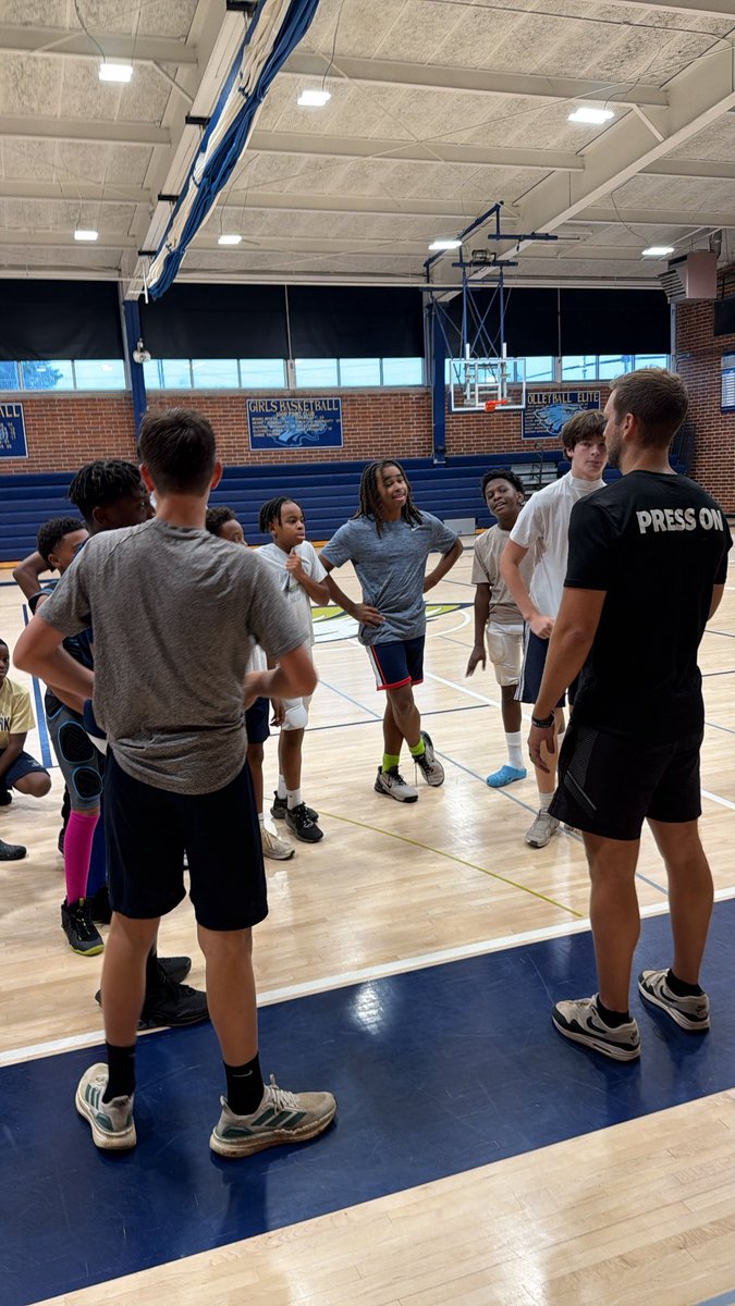 CoachKstew's tweet photo. Middle School Football π Working In The Gym! War Eagles π¦
Working! ππΎπͺπΎπ§οΈ #AVAD https://t.co/744MCx46Pj