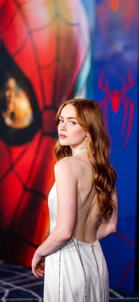HollywoodCave's tweet photo. Sadie Sink BEST JEAN GREY!? https://t.co/9WHNwBAAf5
