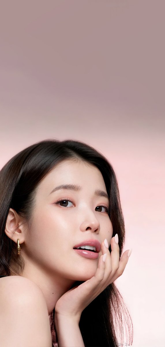 wyjc516's tweet photo. 아이유시
IU X Estee Lauder 
mobile wallpaper 
#아이유 #IU https://t.co/4e6LxY6pqD