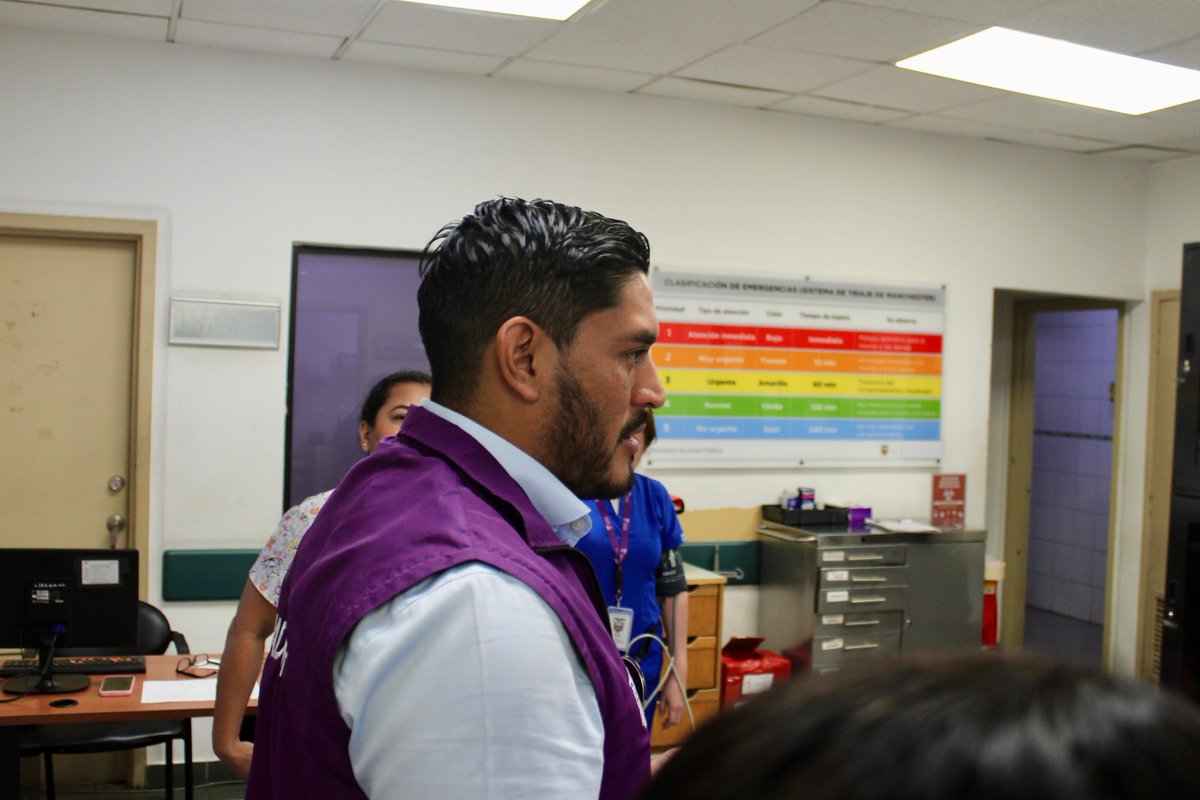 HUniversitarioG's tweet photo. Nuestro nuevo Director Asistencial, Mgs. Juan Carlos Delgado M., recorrió las instalaciones del hospital para verificar el abastecimiento en Farmacia y constatar la calidad de atención a nuestros pacientes.
¡Seguimos trabajando por la mejora continua! 🏥
#HUGContigo https://t.co/YVMah7sn7h