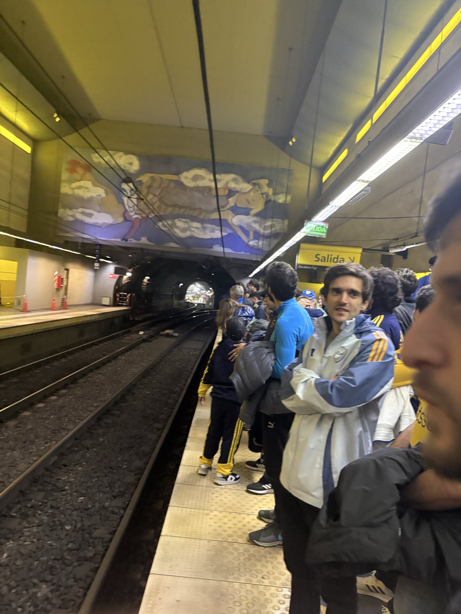 SANGREXENEIZE's tweet photo. Que LUJO el Subte cerca de la cancha https://t.co/CLDD6eGotv