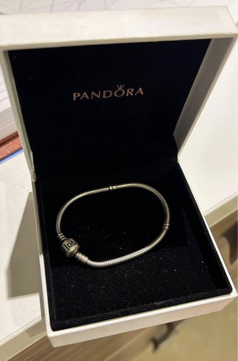NatalyEffio's tweet photo. VENDO BRAZALETE PANDORA, original de Los Angeles. No incluye charms
Valor: 700.000gs negociable https://t.co/QPDuuW6Yxx
