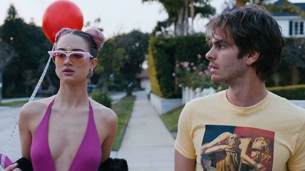 pipevicioso's tweet photo. Quiero reivindicar Under the Silver Lake (David Robert Mitchell, 2018). Hoy ya se lee como la autopsia definitiva de la paranoia pop de internet, el consumo de cultura de masas y la obsesión del espectador contemporáneo por encontrar "códigos secretos" donde solo hay vacío. https://t.co/GLz7pTVNfs
