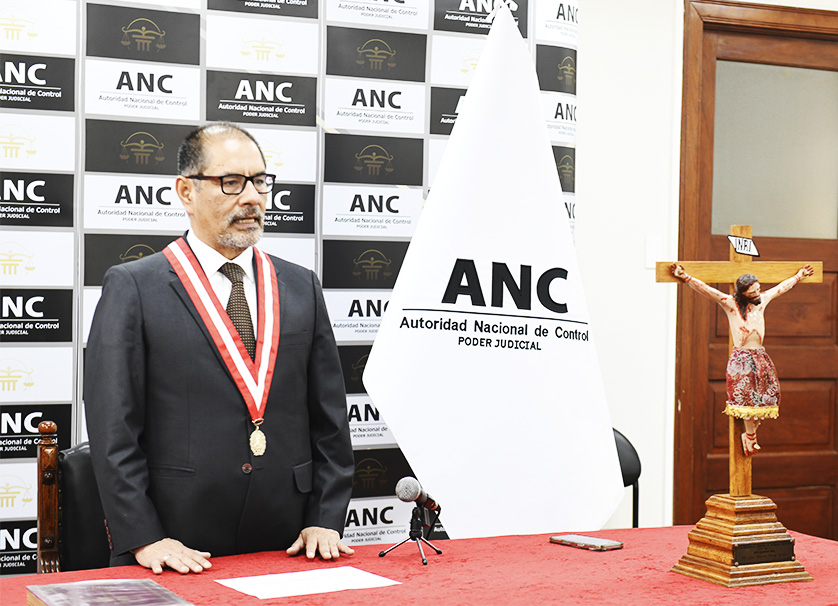 ANC_PJ_Oficial's tweet photo. El jefe de la #ANCPJ, Roberto Palacios Bran, tomó juramento al juez superior titular Edilberto Freed Flores Rivera como jefe de la #ODANC de la Selva Central. 1/2
➡️ https://t.co/0KU7s9DbOI https://t.co/rf8eQskz23