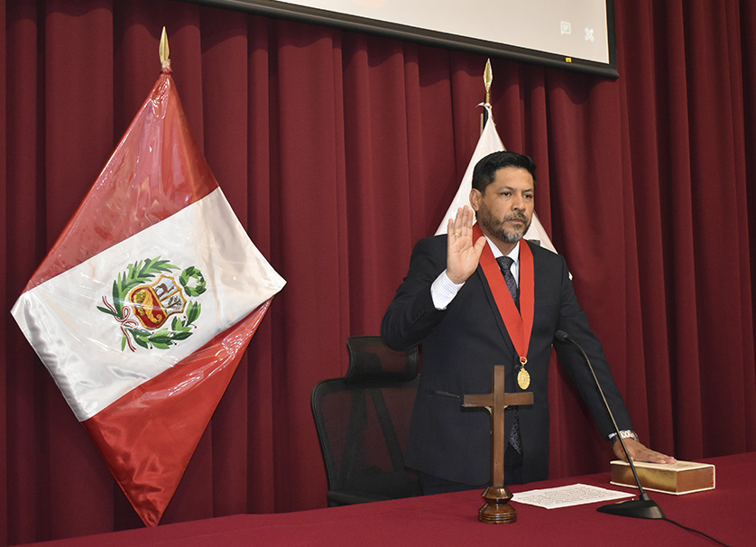 ANC_PJ_Oficial's tweet photo. El jefe de la #ANCPJ, Roberto Palacios Bran, tomó juramento al juez superior titular Edilberto Freed Flores Rivera como jefe de la #ODANC de la Selva Central. 1/2
➡️ https://t.co/0KU7s9DbOI https://t.co/rf8eQskz23