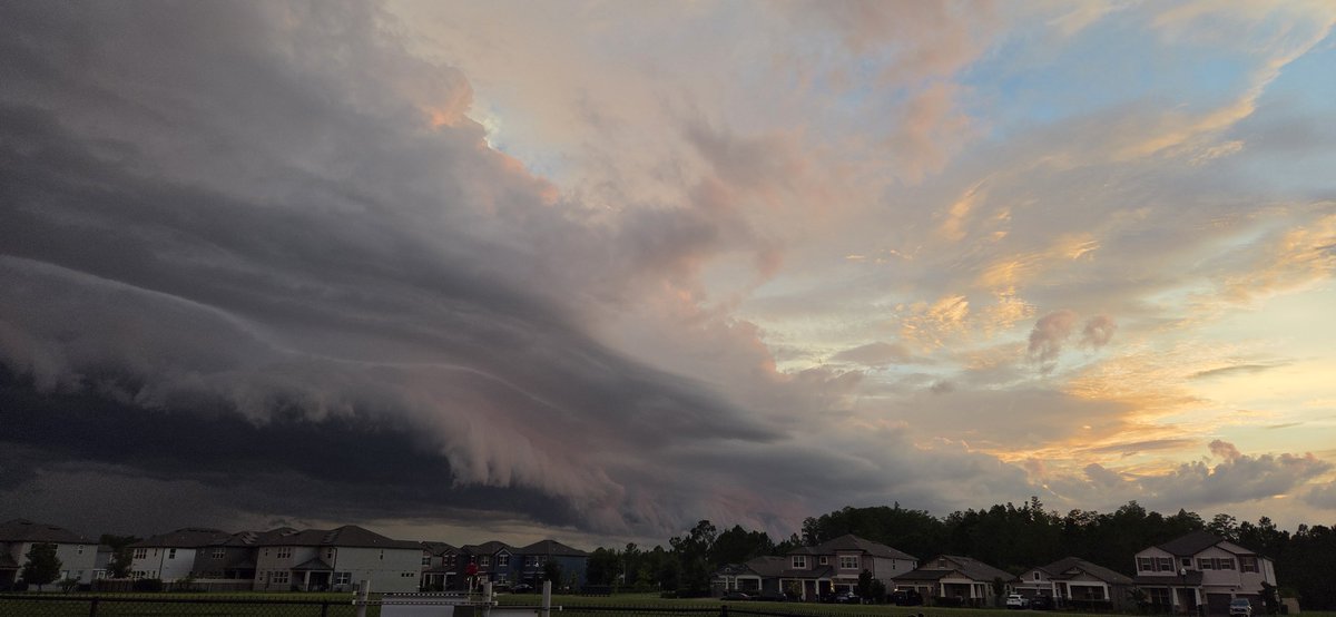 astervius's tweet photo. Another extremely impressive shelf cloud associated with a monster storm complex pushing into the Orlando region for the second night in a row.

📍Four Corners, FL | #flwx #flweather #severeweather https://t.co/y4Wl8mvEzM