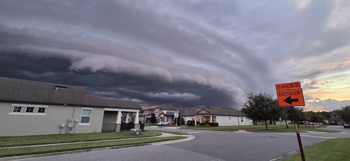 astervius's tweet photo. Another extremely impressive shelf cloud associated with a monster storm complex pushing into the Orlando region for the second night in a row.

📍Four Corners, FL | #flwx #flweather #severeweather https://t.co/y4Wl8mvEzM