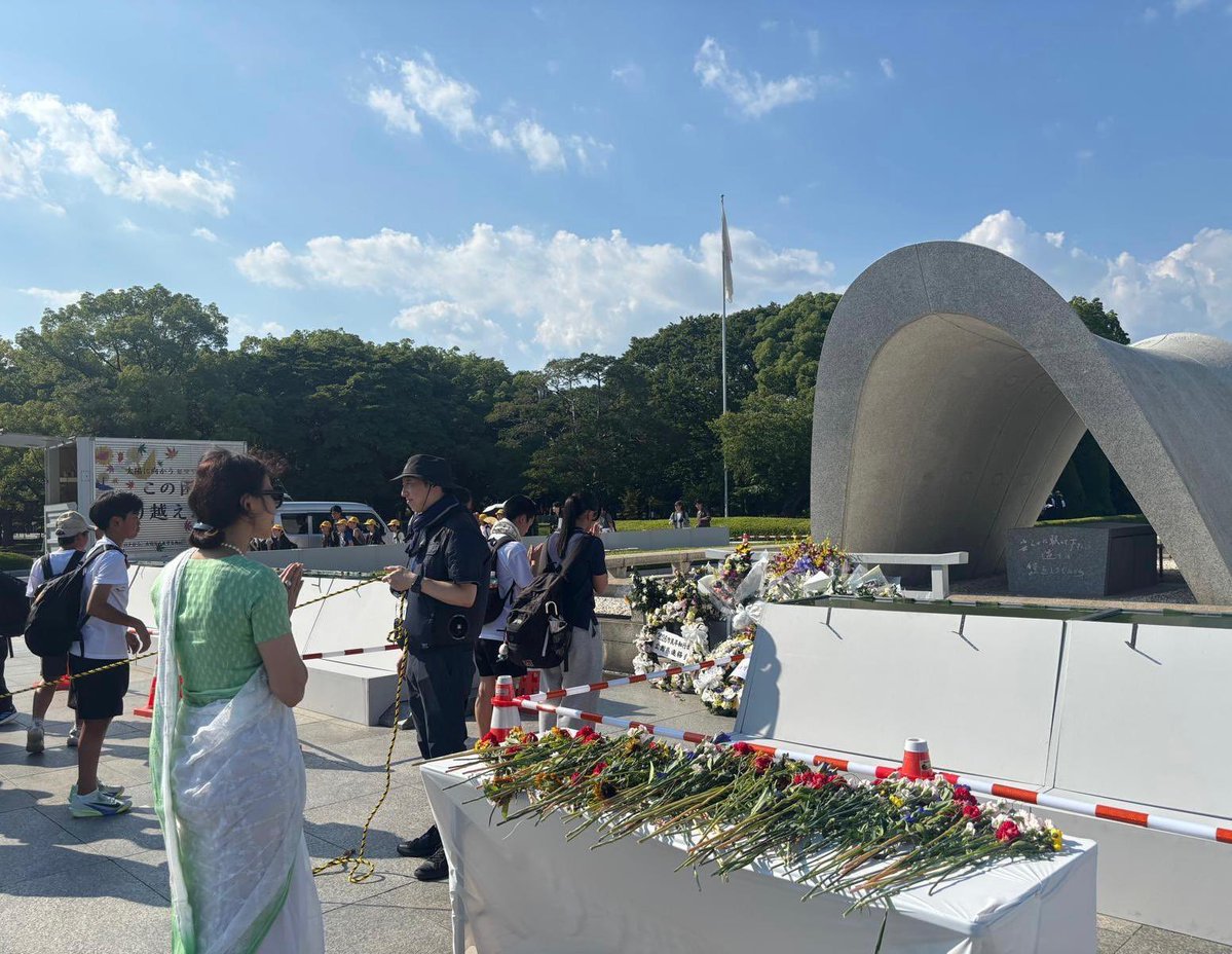 IndianEmbTokyo's tweet photo. #大使の広島訪問

マリック大使は広島平和記念公園で献花を行い、原子爆弾の犠牲者に哀悼の意を表しました。

🕊️🕊️🕊️
🇮🇳🇮🇳🤝🏻🇯🇵🇯🇵 https://t.co/lXWeEQmtUy