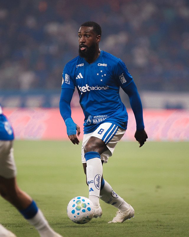 cec_informs_'s tweet photo. Jogador ASSOMBROSO esse Gerson. Acho engraçado quando outros torcedores que não assistem nossos jogos falarem sobre 0 gols, e quem assiste esse malandro jogar, se tem uma coisa que NADA importa é fazer gols. 

Falo isso com tranquilidade. É o melhor volante que vi com a camisa do Cruzeiro. Sim, mesmo com 8 meses de clube. Nível desse camarada é ASSUSTADOR.