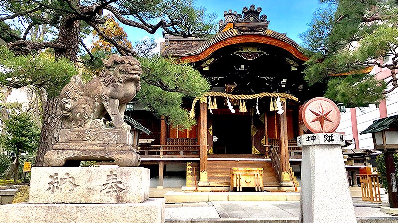 maimai_kyoto's tweet photo. 【大将軍八神社】星を祀る神社、天文学の聖地へ！宮司と正式参拝＆方徳殿を特別拝観ツアー

日本最古級の天球儀、
80体の神像が表す宇宙、
陰陽師・安倍晴明の一族に伝わった
数々の古天文学資料…

陰陽道から天地明察まで。
宮司と正式参拝、年に2回だけの限定公開・方徳殿を特別に案内いただきます