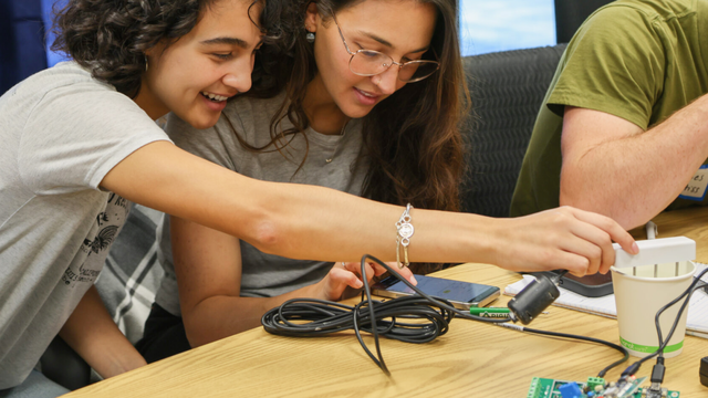 METER_Group's tweet photo. Young scientists at UC Santa Cruz are putting field measurements to work. Two research teams are developing practical tools to help specialty crop growers make irrigation decisions.

Read about their projects: https://t.co/j2snw5EZF2 https://t.co/GBJPfkHIUk