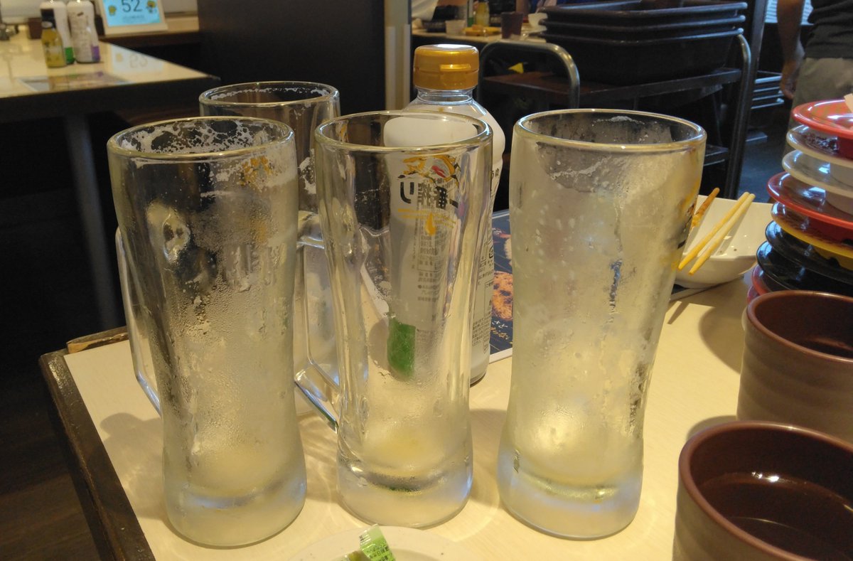 fujitoko2000's tweet photo. 昨日は子供たちが、わざわざ？来てくれたので外食!!🍣自分は殆ど…酒🍺約半年ぶりに会ったので新鮮でした。それにしても色んなメニュー有るのね!!殆ど頼まなかったけど…自分はやはり酒🍺だ。アル中!!楽しい時間は早い！予定では年明けにスキー🎿それまでにもっと絞らねば　#酒　#アル中　#廻り寿司 https://t.co/KpdhfHz1MV