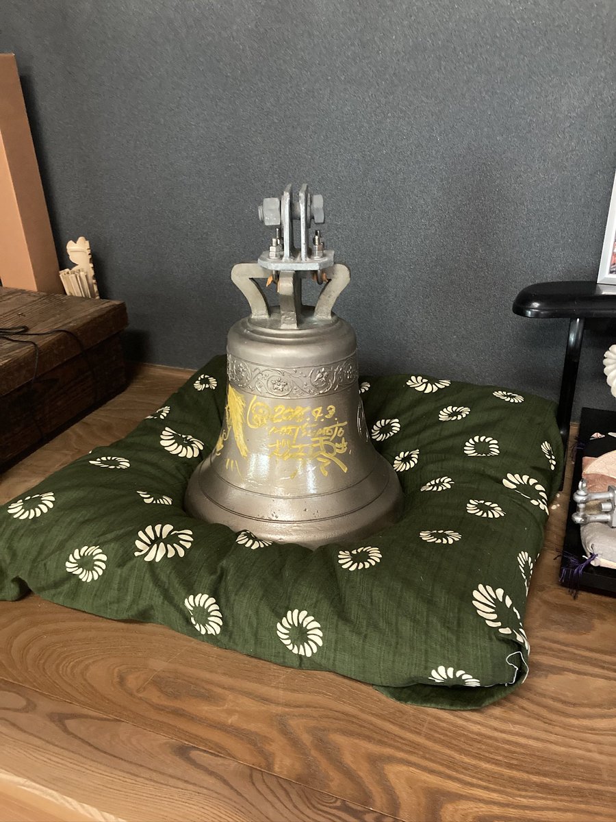 ogushimori's tweet photo. 広島原爆の日に。
再び核兵器が使用されることのない、平和な世界でありますように。
写真は九島の鯨大師の「平和の鐘」 https://t.co/NsLViDop5w