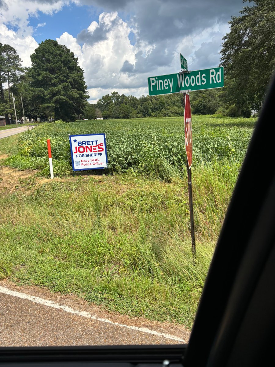 votebrettjones's tweet photo. Thank you to everyone who has requested a yard sign so far! Here are some great photos from one of our hard-working volunteers. If you would like a yard sign from us, just let us know down on our website (https://t.co/huo2l7YSqp).

#huntsville #alabama #yardsigns #electionday https://t.co/gwbCjEJosE