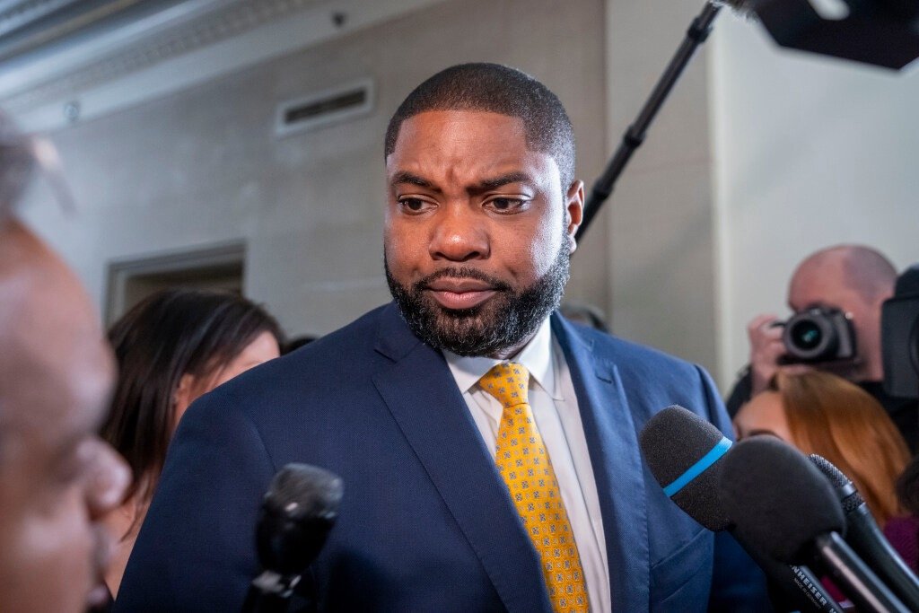AFpost's tweet photo. EXCLUSIVE: Byron Donalds voted in the 2000 presidential election while serving felony probation and registered as a Democrat.

On October 16, 2000, Donalds was sentenced after pleading no contest to a second-degree bank fraud felony charge in Florida. Three weeks later, on November 7, 2000, he voted in the presidential election in a state decided by 537 votes.

Follow: @AFpost
