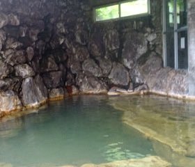 iguas1's tweet photo. 遠くにタウシュベツ川橋梁を見て北海道で1番標高の高い然別湖を通り然別峡かんの温泉へ
10湯目

30年前はここでキャンプをした記憶がある

テーマパークみたいな浴場は13の源泉を利用して11の湯船があるらしい

ここもまたいつか再訪したい温泉です♨️

温泉写真は全てHPより https://t.co/M6jtEd6iAk