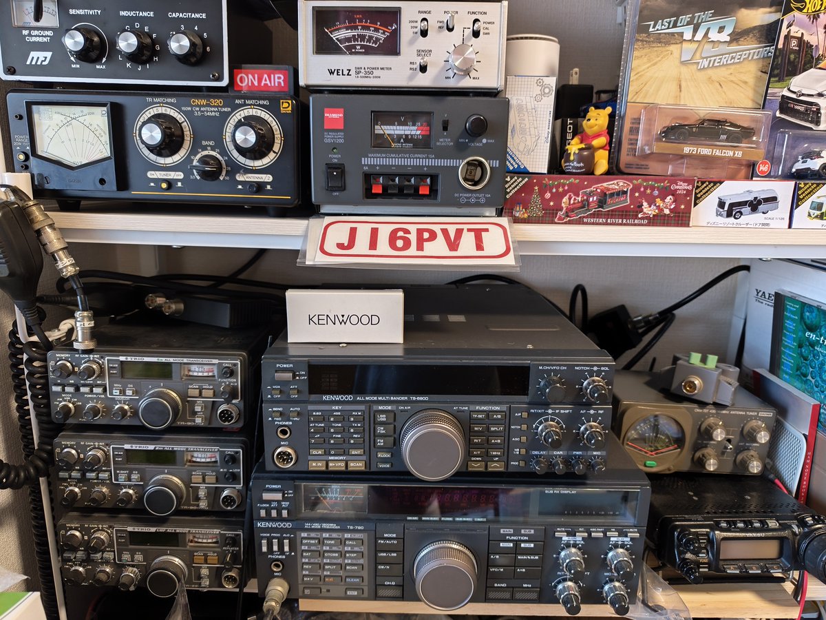 s_drive70s's tweet photo. シャックの棚、ちょこっと配置換え。
棚荷重も気になりますが、取り敢えずTRIO＆KENWOODコーナーを拡張(^^) https://t.co/BlIEHFZKez