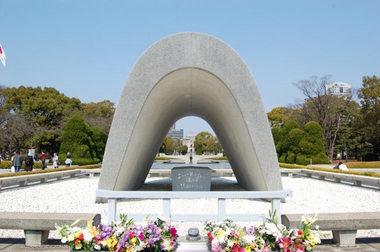 ryosukemind's tweet photo. 今日は平和を願う特別な日。
曽祖父と、当時10代前半だった祖父。
原爆投下直後、片付けの為、広島市内へ入った二人は、当時の事を多くは語りませんでした。
あの時、幼い祖父が見たであろう景色。
考えるだけで胸が締め付けられます。
ます。
語られなかった記憶と共に、平和への祈りを込めて。 https://t.co/3ZzonXik52