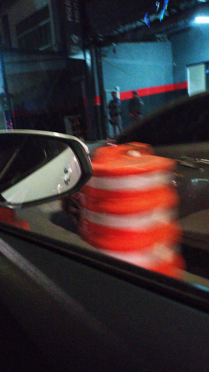 MichaelseravaT's tweet photo. Boa noite @PMESP policiais colocaram esses "cones" atrapalhando o trânsito na Av. Alípio de Barros! https://t.co/PCMgXFCBjC