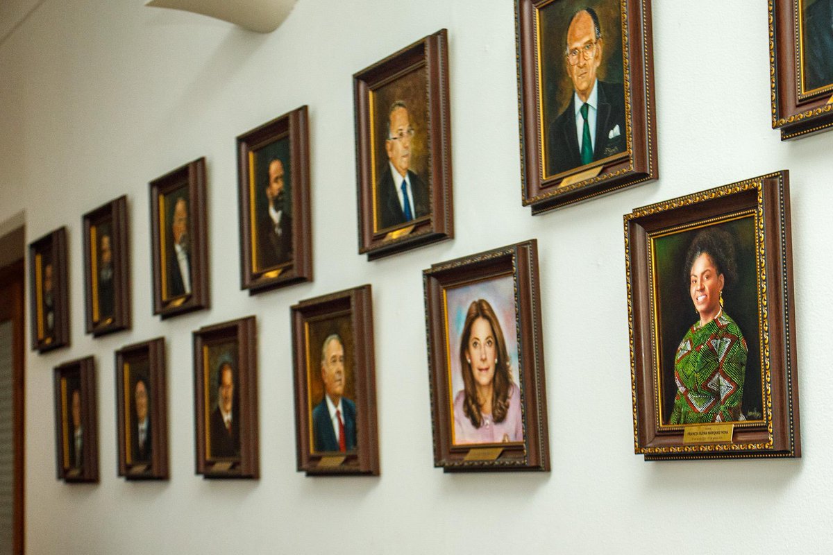 FranciaMarquezM's tweet photo. Hace décadas era imposible que una mujer afrodescendiente como yo llegara a la Vicepresidencia de la República de Colombia. 🇨🇴

Hoy quiero agradecer al pueblo colombiano por permitirme gobernar este país durante estos 4 años, mandato que asumí con el corazón bien puesto.

Abrimos las puertas para que no se cierren jamás, para que las niñas, niños, la juventud, las y los líderes sociales y las mujeres en toda su diversidad, desde todos los territorios, sueñen y se atrevan a ocupar el Estado en favor de la vida, la paz, la justicia social y la dignidad. 

A partir de hoy, en el pasillo de las y los vicepresidentes de la República reposa el retrato de Francia Elena Márquez Mina (2022-20226).

¡Seguiremos luchando hasta que la dignidad se haga costumbre! @ViceColombia