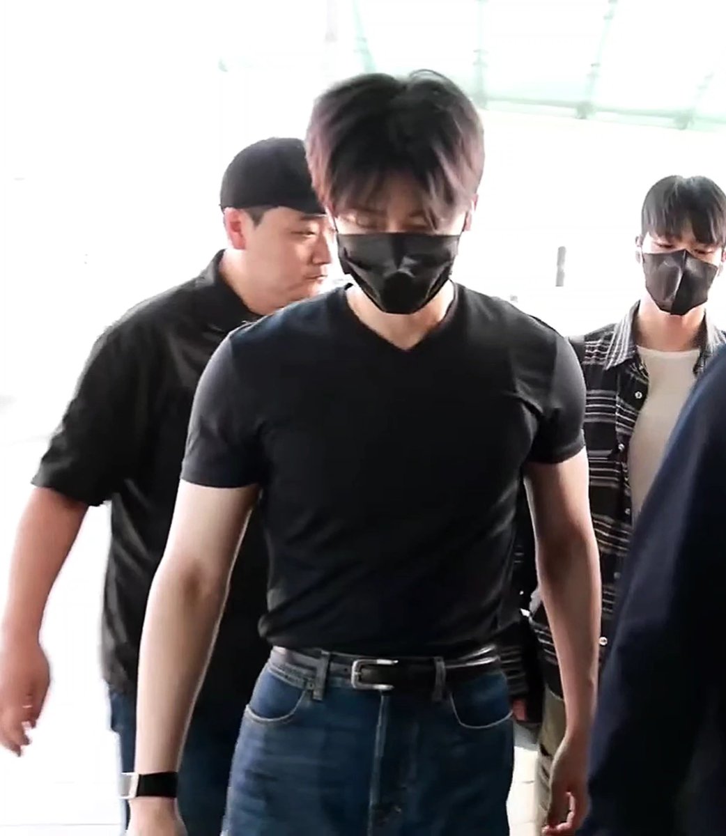 the813Degrees's tweet photo. เสื้อยืดสีดำเข้ารูป กางเกงยีนส์ ออลแบล็ค กุตายอย่างเดียว ดูหุ่นท่าน ละลุคนี้มาไทย วันพ่อแห่งชาติ มาแล้ว ㅜㅜㅜㅜㅜㅜㅜㅜㅜㅜㅜㅜㅜㅜㅜㅜ https://t.co/ehqak9yDhG