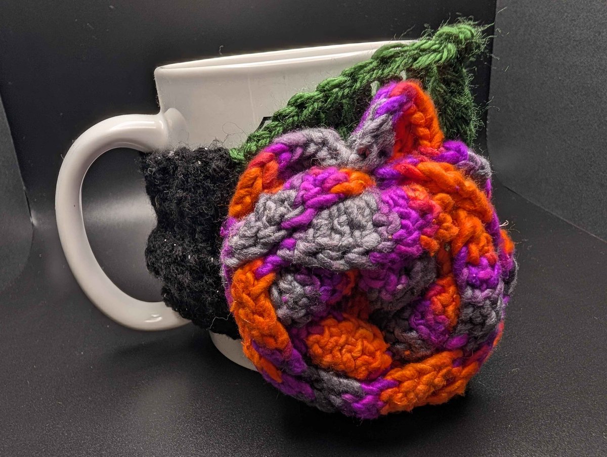 BloomDesignsSt's tweet photo. Mug cozy for a cozy day! Its raining here makes it perfect for reading. https://t.co/xvsWYsRW4S