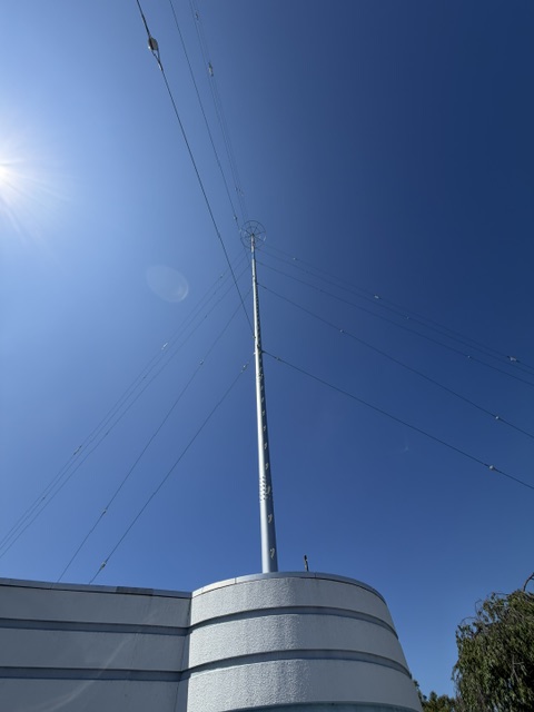 radio_rfc_japan's tweet photo. Radio de Show木曜日、本日も宜しくお願いします。今日のメッセージテーマは「最近、実感した名言・格言」。名言、格言を実感した出来事など、エピソードを添えてメッセージをお送り下さい。今週の選曲は担当D、この写真も担当しました。青空が広がるラジオ福島上空です。#ラジオ福島 #RadiodeShow https://t.co/Haaw3qoKiV