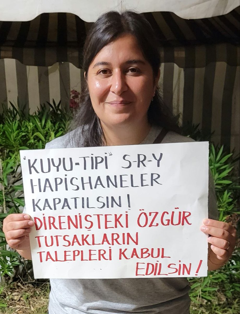 DirenisSendika's tweet photo. Cem Dursun ve Tacettin Erol Şahin'in direnişi yalnızca iki bireyin değil; halkın onurunun, devrimci kararlılığın ve boyun eğmezliğin direnişidir. ✊ #DevrimciTutsaklarOnurumuzdur #TacettinErolSahin #CemDursun https://t.co/eAni8h2r8h
