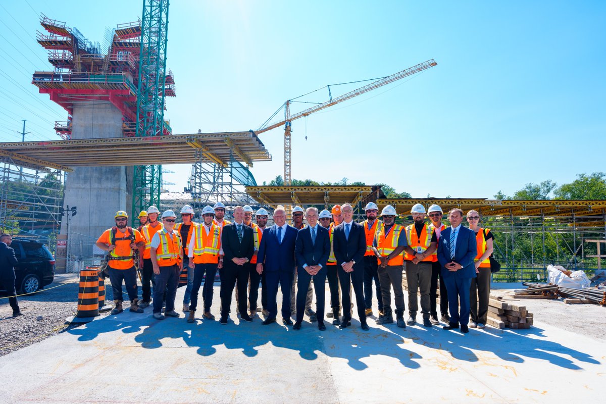 PMcanadien's tweet photo. Aujourd’hui, le PM Carney et le PM Ford ont visité un projet de transport en commun.

Ce partenariat entre les deux gouvernements améliorera le transport en commun pour soutenir les communautés, réduire la durée des déplacements et faciliter l’accès à l’emploi et au logement. https://t.co/GUznzdE0jt