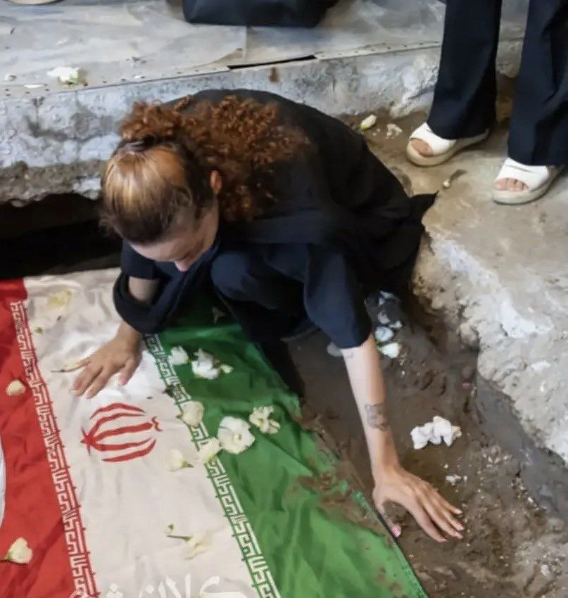 Dehshiri4Law's tweet photo. مادر شهید نیما مرادی که در حمله اوکراین به کشتی ایرانی شهید شد. https://t.co/arH0S553sU