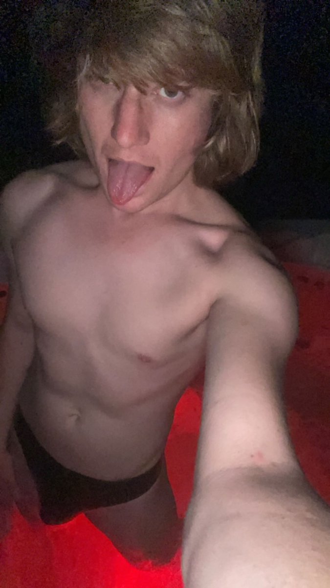 GDalheart's tweet photo. It’s a shame I only took a few pics in this jacuzzi… (it also burned in the fire) https://t.co/fNO3O8mv6H