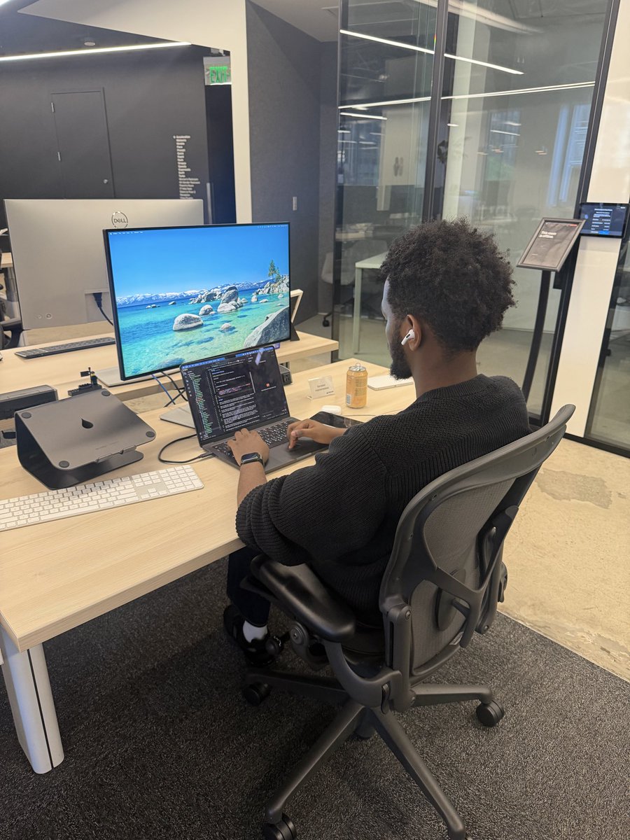 andrewqu's tweet photo. There are psychos, and then there are people who plug their laptop into a monitor and use only the laptop screen https://t.co/SNuQbbqyq0