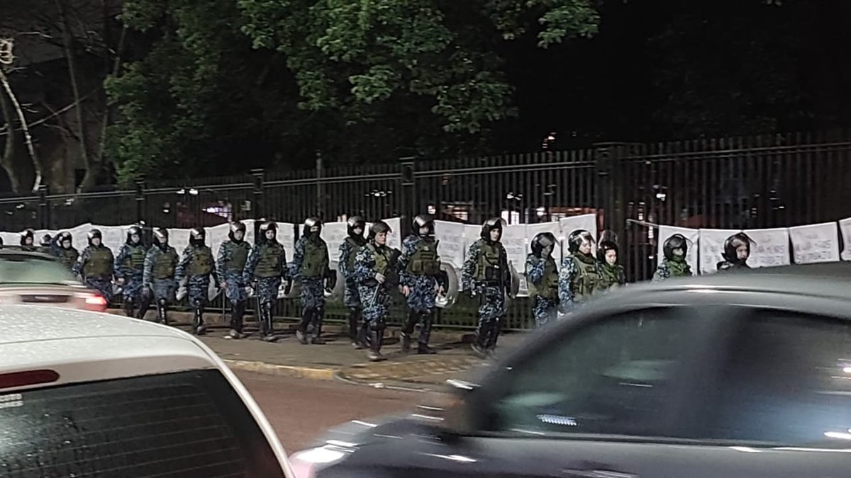 andreadatri's tweet photo. La infantería de la Bonaerense se apresta a reprimir el acampe solidario con las trabajadoras de Astilleros Río Santiago que fueron despedidas. El gobernador
@Kicillofok tiene que retirar de inmediato a la policía y ordenar la reincorporación inmediata de las mujeres, ambas además víctimas de violencia de género con quienes las autoridades no tuvieron ninguna contemplación. Solidaridad más que nunca con Vero y Vicky!