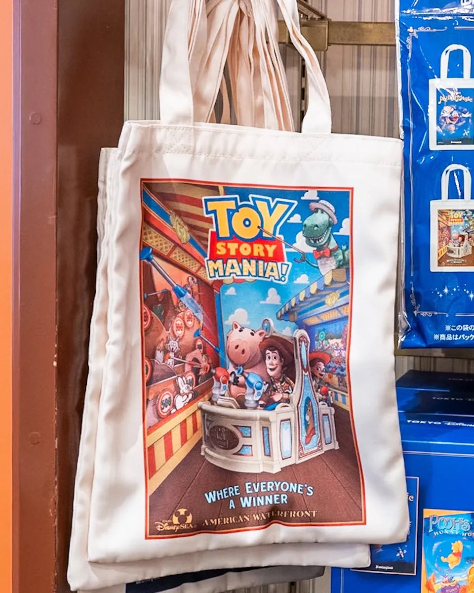 MezzoMikiD's tweet photo. アトラクションのポスターアートデザイン！
東京ディズニーシー
トートバッグ（ランダム） 再販中☆
https://t.co/zWCtQpnS3m https://t.co/pTaXu4EZTw
