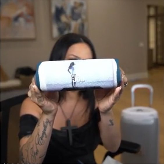 HE4DSPLITS's tweet photo. diva got a jbl speaker with her face on it https://t.co/3gyXuR2PBs