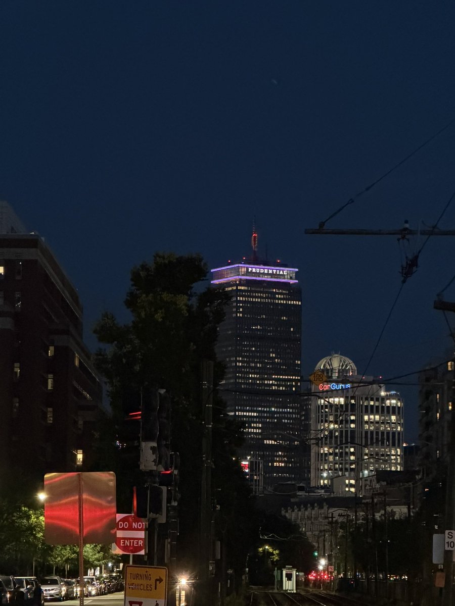 flowerguuk's tweet photo. THE PRUDENTIAL BUILDING IS PURPLE TONIGHT💜🥹 https://t.co/wcnmhmvw3Z