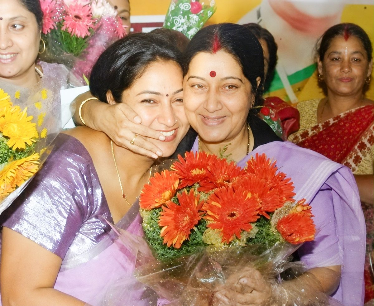 gupta_rekha's tweet photo. पूर्व केंद्रीय मंत्री, दिल्ली की पूर्व मुख्यमंत्री एवं पद्म विभूषण श्रद्धेय सुषमा स्वराज जी की पुण्यतिथि पर उन्हें विनम्र श्रद्धांजलि।

दिल्ली की जनता के साथ उनका आत्मीय रिश्ता, सहज मुस्कान, ओजस्वी वाणी और हर व्यक्ति के दुःख-सुख को अपना मानने का उनका स्वभाव उन्हें एक असाधारण जननेता बनाता था। मुख्यमंत्री से लेकर विदेश मंत्री तक, उन्होंने हर दायित्व को सेवा, संवेदनशीलता और मानवीय मूल्यों के साथ निभाया। दुनिया के किसी भी कोने में संकट में फँसे भारतीय के लिए उनका एक संदेश ही आश्वासन और विश्वास का प्रतीक बन जाता था।

जनसेवा के प्रति उनका समर्पण, राष्ट्र के प्रति उनकी निष्ठा और लोगों के जीवन को स्पर्श करने वाली उनकी संवेदनशीलता सदैव स्मरणीय रहेगी। उनका जीवन आने वाली पीढ़ियों को निरंतर प्रेरित करता रहेगा।