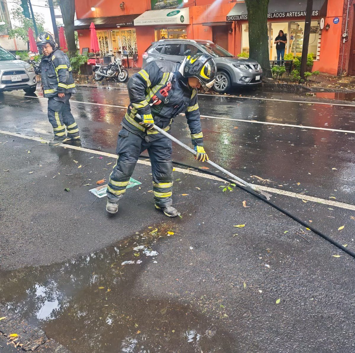 JefeVulcanoCova's tweet photo. @animalipeludos @CFE_Contigo @CFEmx @OVIALCDMX @Bomberos_CDMX @C5_CDMX Buenas tardes. Atendemos su reporte, una célula de bomberos se encuentra en el lugar laborando para atender la situación. Me mantengo al pendiente. https://t.co/V1N2gRgQa3