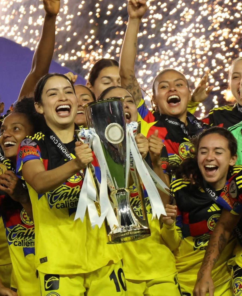espartanasmx's tweet photo. ¡El América Femenil vuelve al Estadio Azteca y preparó una gran fiesta para celebrar su histórico triplete! 💛💙

Para empezar, los boletos solo cuestan 150 pesos

Las niñas y los niños que lleguen con playera del América tendrán entrada gratuita al estadio.

Antes del partido, en la Explanada de Insurgentes, podrás tomarte fotos con Celeste, Agui y Avi, además de posar junto a los tres trofeos conquistados por las Súper Poderosas: Liga MX Femenil, Concachámpions y Campeón de Campeonas.

También habrá juegos, actividades familiares, sorteos y regalos de los patrocinadores. Incluso, algunas personas podrán llevarse el parche especial de Campeonas cortesía de Ame Shop.

Y ojo con este dato: los primeros 40 compradores de la tienda ubicada en la explanada podrán participar en un Mít & Greet con dos jugadoras del América.

Algunos abonados AmePass también tendrán la oportunidad de recibir al equipo en el túnel y observar el calentamiento desde la cancha.

Antes de comenzar el calentamiento se realizará la presentación oficial de las campeonas y de los trofeos que conforman este triplete histórico.

Y todavía puede haber más sorpresas, porque en las redes sociales del América Femenil estará activo el llamado Barómetro

📸 Fotos: Espartanas MX

#futbol @AmericaFemenil