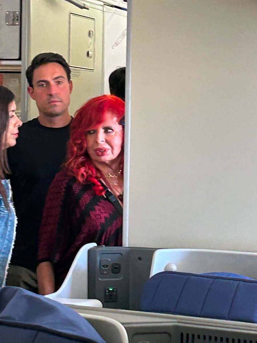 AmoPaisXal71's tweet photo. La hija de Mun-Ra en clase premier rumbo a Madrid para realizar la película el regreso de los muertos vivientes en Europa. https://t.co/bAmrDzpt5o