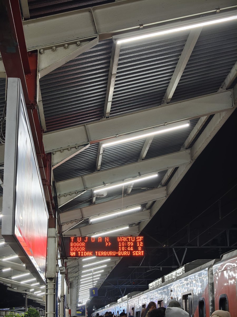 Nuri279735's tweet photo. @CommuterLine min, katanya krl jurusan kota-bogor bakal semuanya jadi 12 rangkaian? Ko dari kmrn malah kebanyakan 8 ya? Liat aja penumpang numpuk krn ga ke angkut (loc lenteng agung jam 7.34), dan foto di hari2 sblm nya jg sy ksh https://t.co/zMr6KdPXcA
