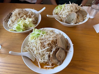 sadosubbase46's tweet photo. 佐渡分屯基地、デカ盛りクラブの紹介です。今回の活動は、「麺屋成」のNJRダブルと「焼き鳥やじま」のダブルひれかつ丼に挑戦！完食は如何に！ https://t.co/LuqP9eeooS