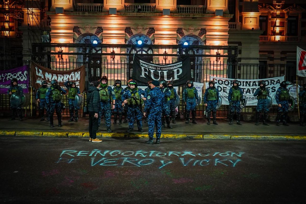 SofiaMartinezN's tweet photo. Que nunca más te digan que el peronismo es un escudo a Milei. Que nunca más te digan que defienden los derechos de las mujeres y diversidades. Kicllof y Alak mandaron cientos de policías a desalojar el acampe por la reincorporación de Vero y Vicky, despedidas discriminatoriamente https://t.co/cU33sZ9hlf