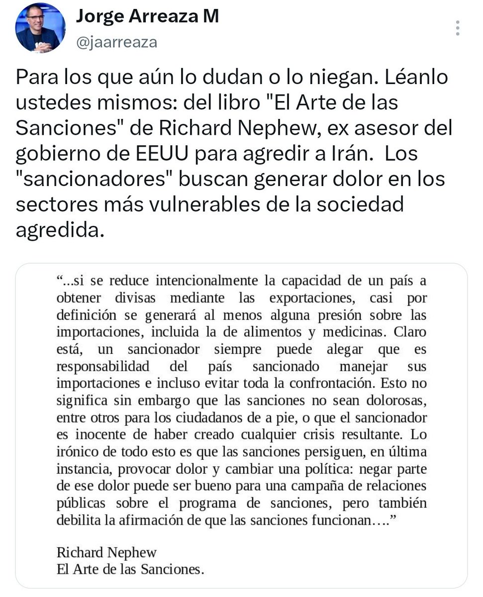botellazo's tweet photo. Jorge @jaarreaza descubre, con fingida sorpresa, que las sanciones producen dolor. Lo que omite es la parte esencial: las sanciones dañan a los pueblos cuando sus gobernantes deciden convertirlos en rehenes.

Un régimen responsable protege a la población, corrige sus políticas y evita que el coste recaiga sobre los más vulnerables. El chavismo hizo exactamente lo contrario: destruyó la producción, dilapidó la renta petrolera, persiguió la inversión, saqueó el Estado y, cuando llegaron las sanciones, utilizó el sufrimiento que él mismo había creado como instrumento de propaganda.

Arreaza cita a Nephew para demostrar que las sanciones buscan ejercer presión. Gran revelación. Lo que no cita es el manual chavista: apropiarse de los alimentos, las medicinas y las divisas; culpar al extranjero; y presentar como víctima al verdugo.

Las sanciones pueden ser discutibles, imperfectas y dolorosas. Pero ningún decreto extranjero obligó al chavismo a quebrar PDVSA, destruir el salario, expropiar empresas, perseguir productores, vaciar hospitales o convertir la ayuda humanitaria en mecanismo de control político.

El pueblo venezolano no fue tomado como rehén por quienes sancionaron al régimen. Fue tomado como rehén por el régimen para que nadie se atreviera a sancionarlo.